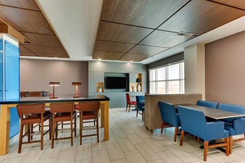 holiday inn express and suites lake worth by ihg