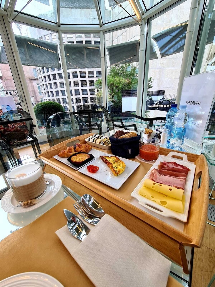 the street milano duomo