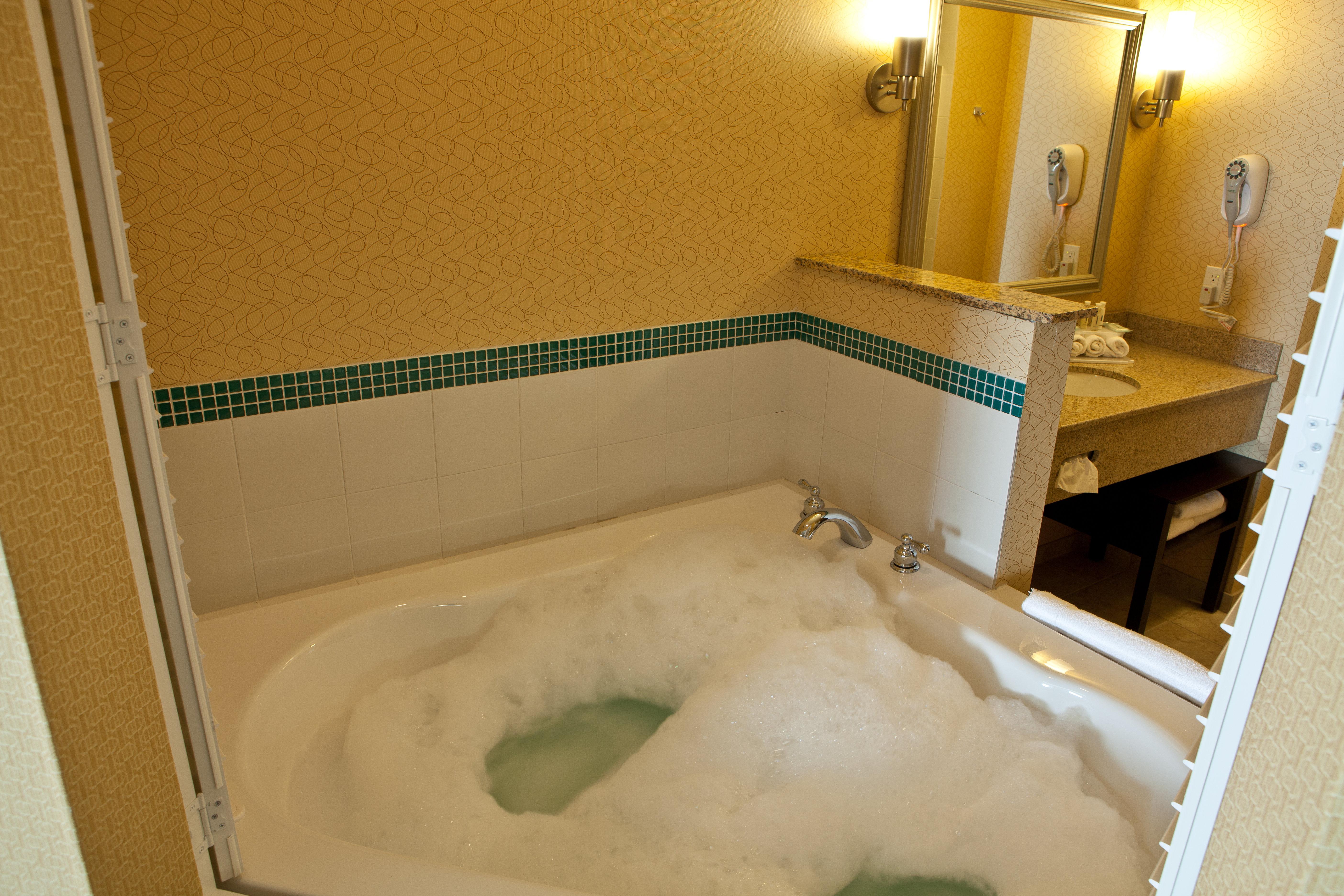 holiday inn express and suites detroit north troy by ihg
