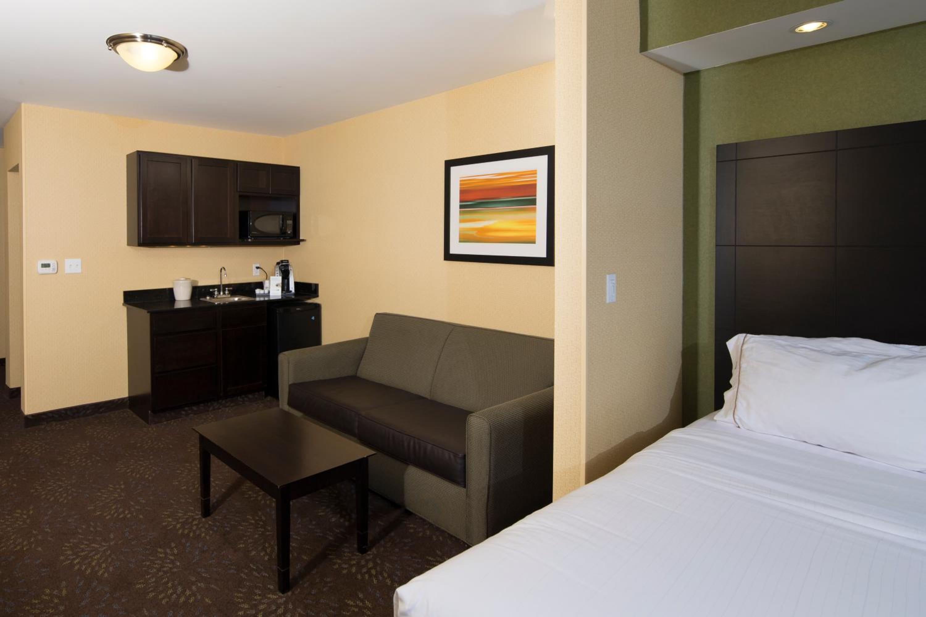 holiday inn express and suites detroit north troy by ihg