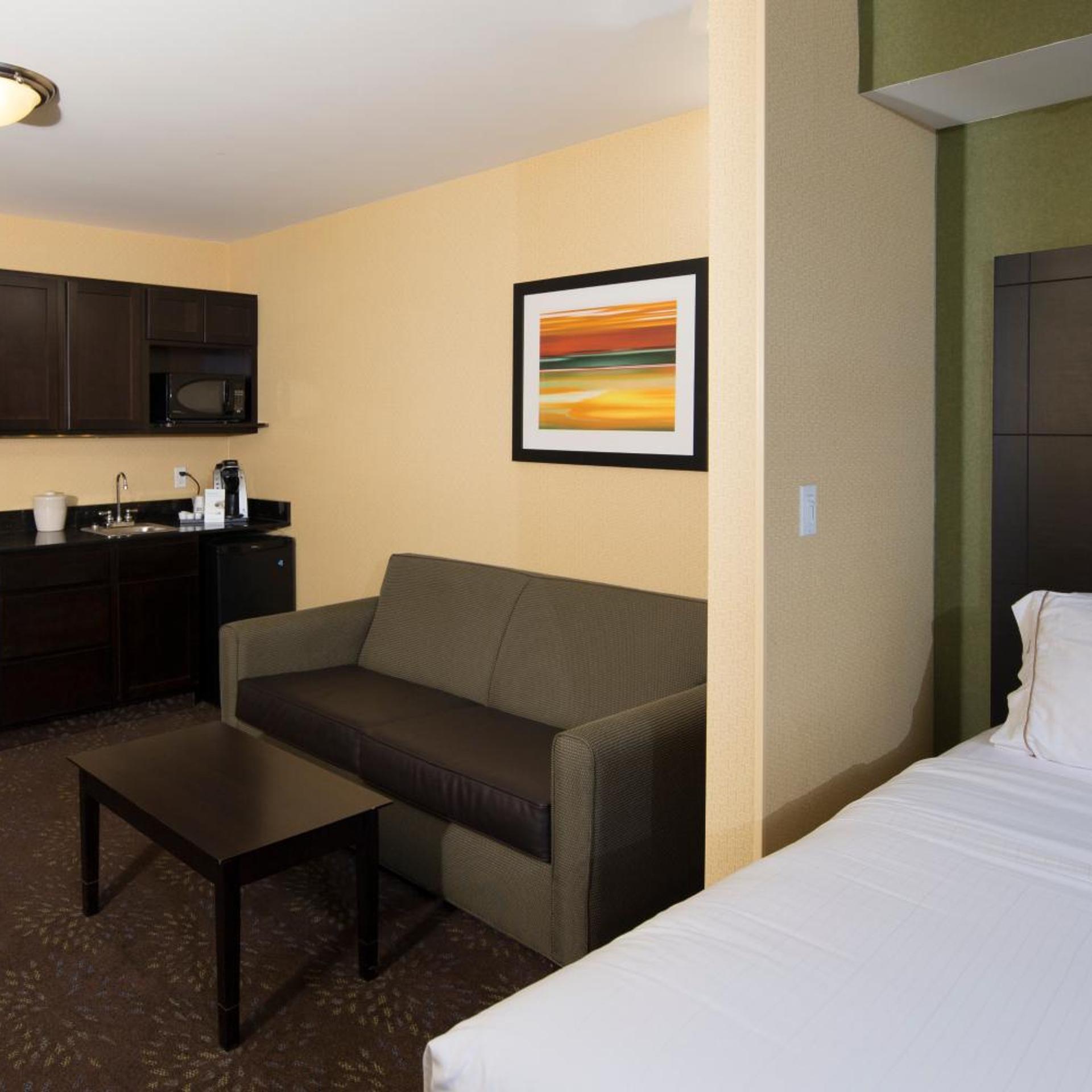 holiday inn express and suites detroit north troy by ihg