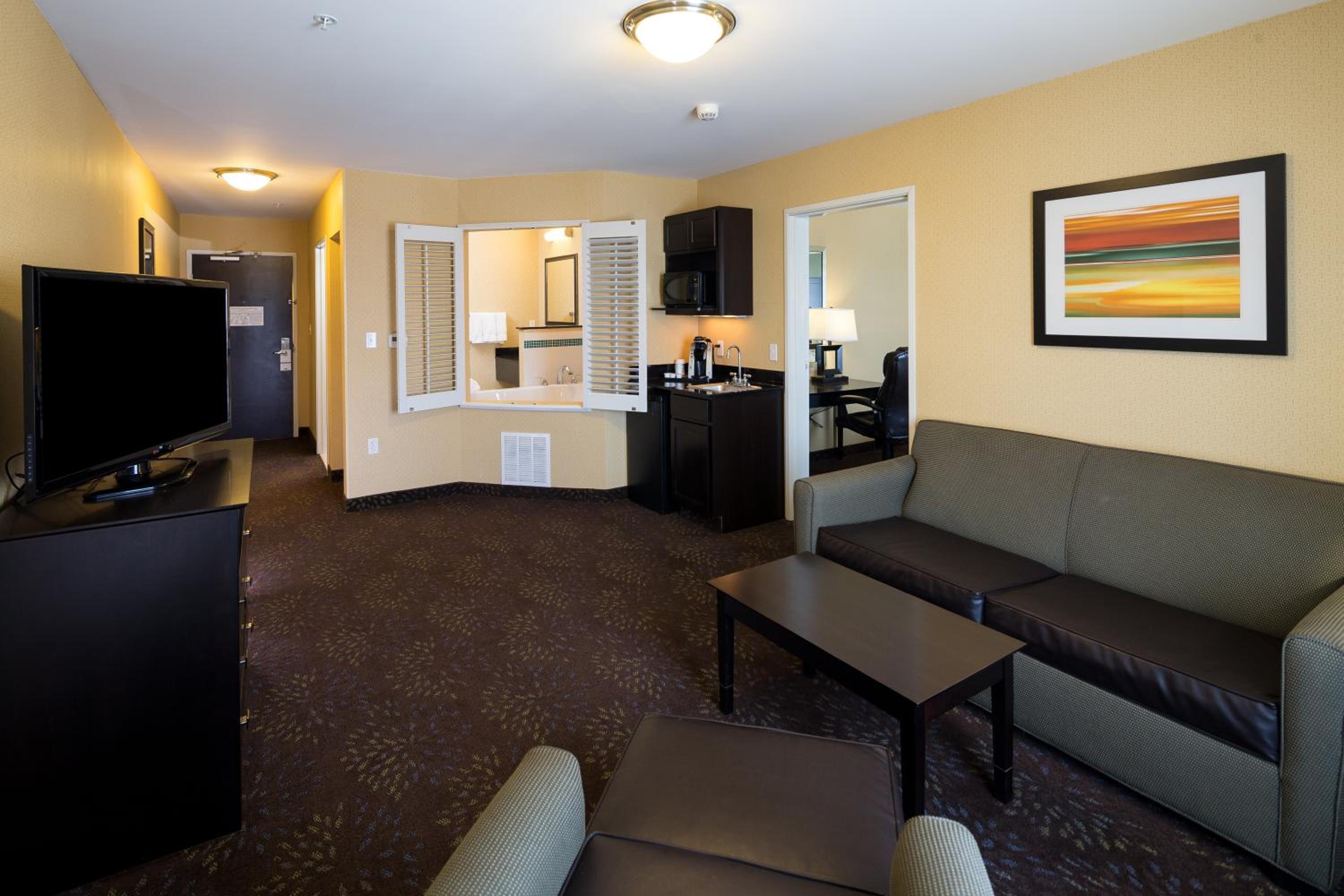 holiday inn express and suites detroit north troy by ihg
