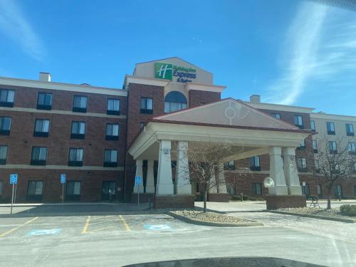 holiday inn express and suites detroit north troy by ihg