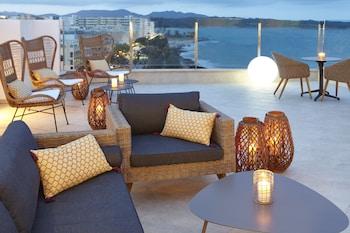 universal hotel perla