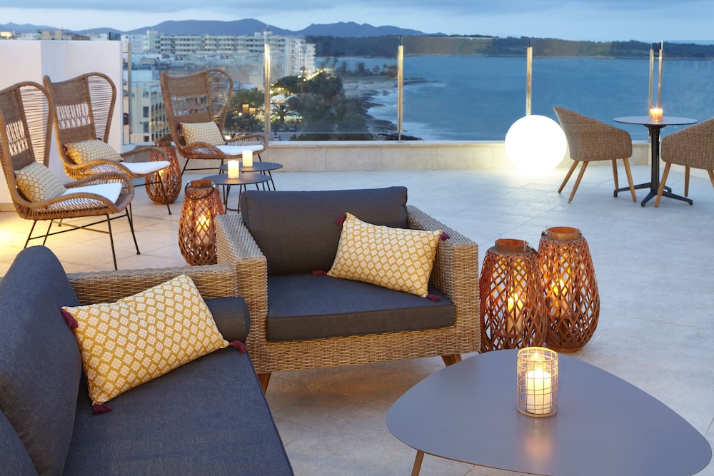 universal hotel perla