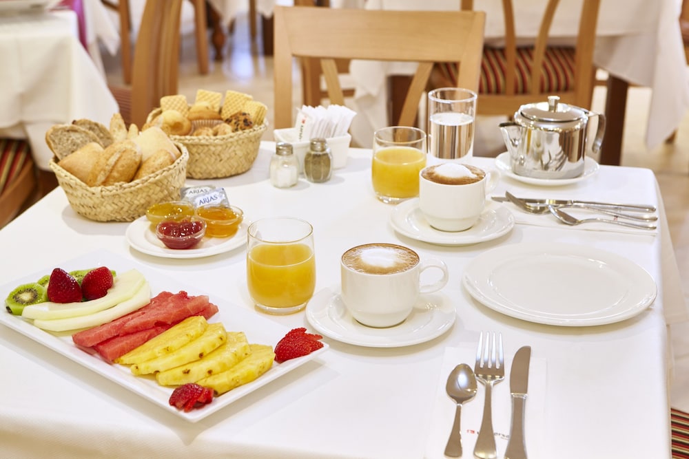 universal hotel perla