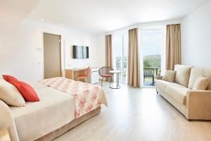 universal hotel perla