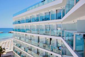 universal hotel perla