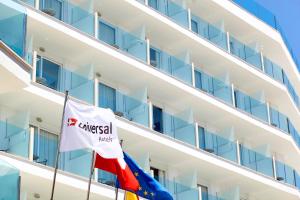 universal hotel perla