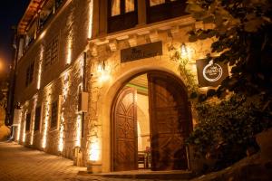 pome granate cave hotel