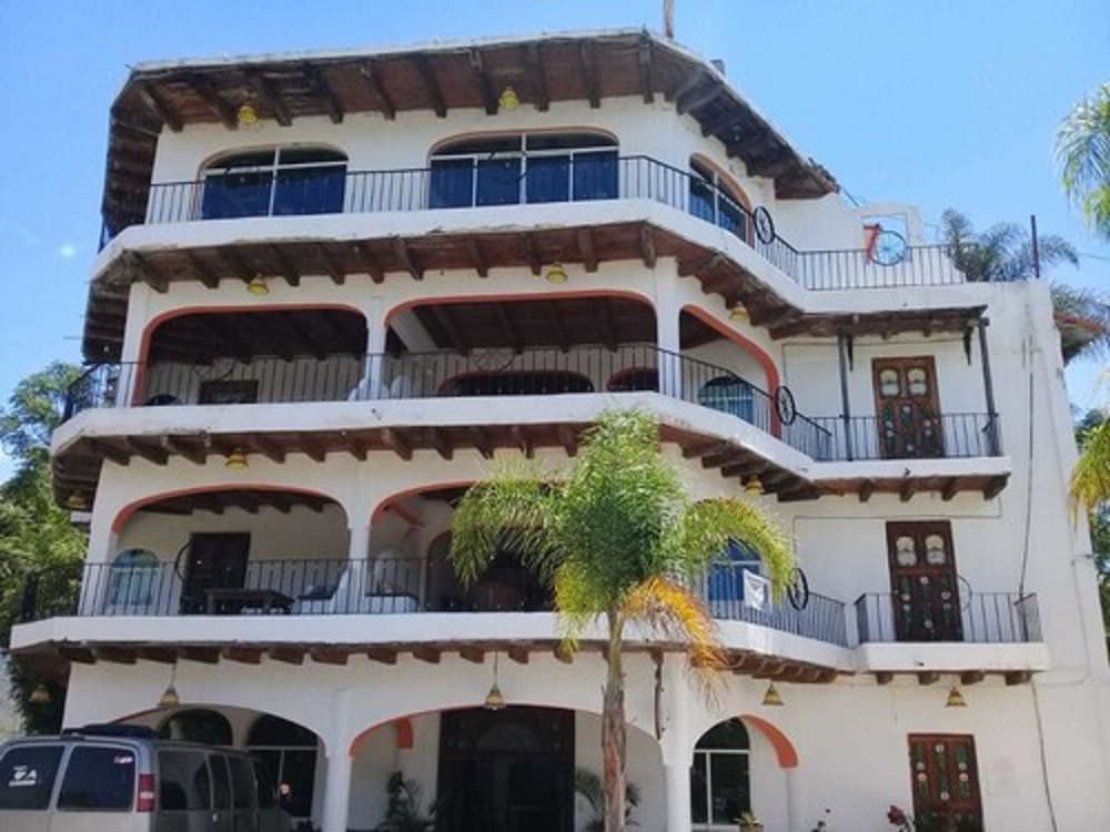 hotel hacienda la puerta de enmedio