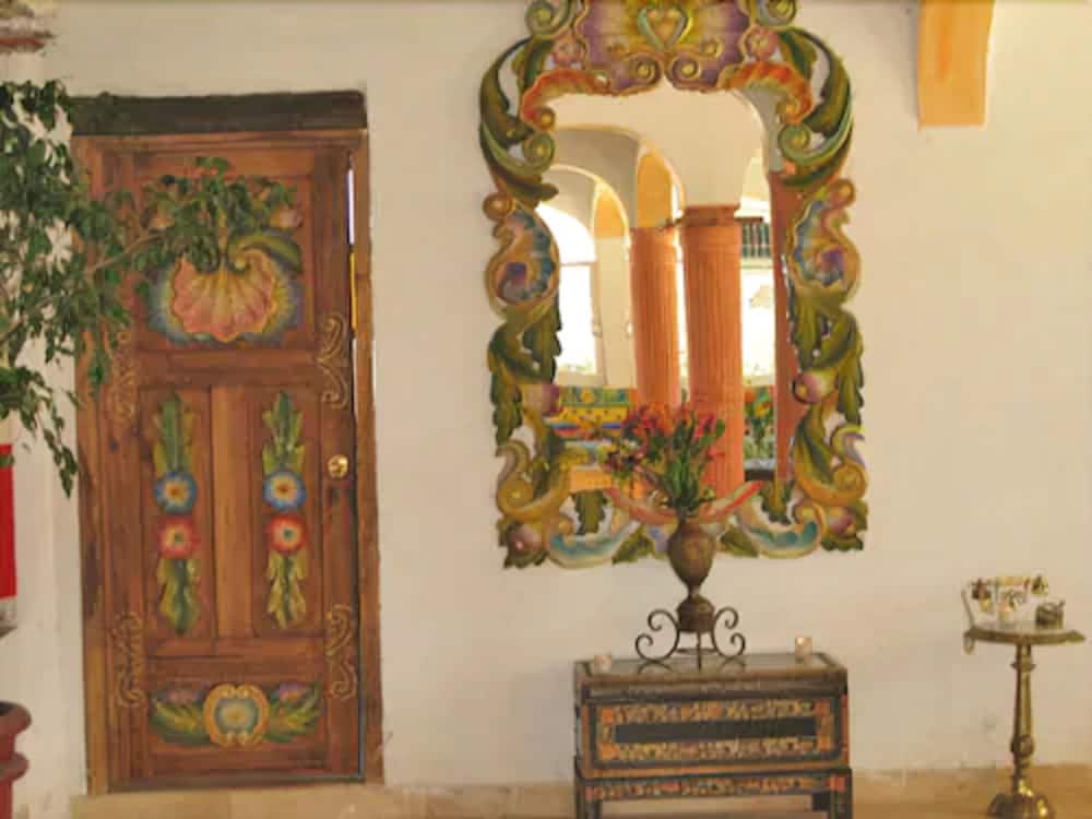 hotel hacienda la puerta de enmedio