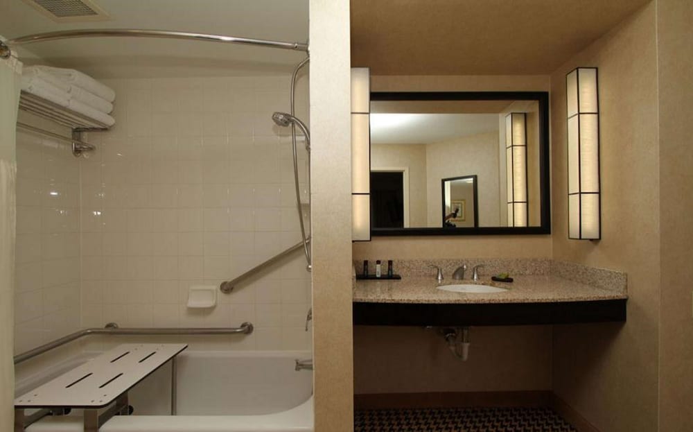 hampton inn and suites detroit airport romulus
