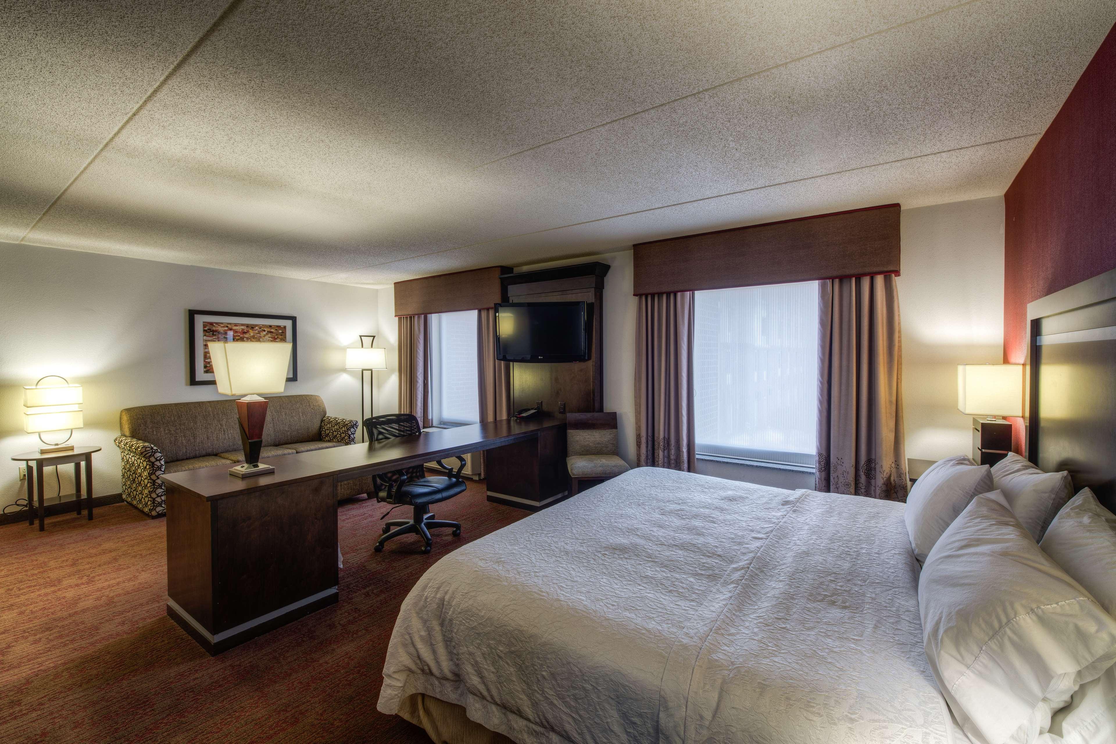 hampton inn and suites detroit airport romulus