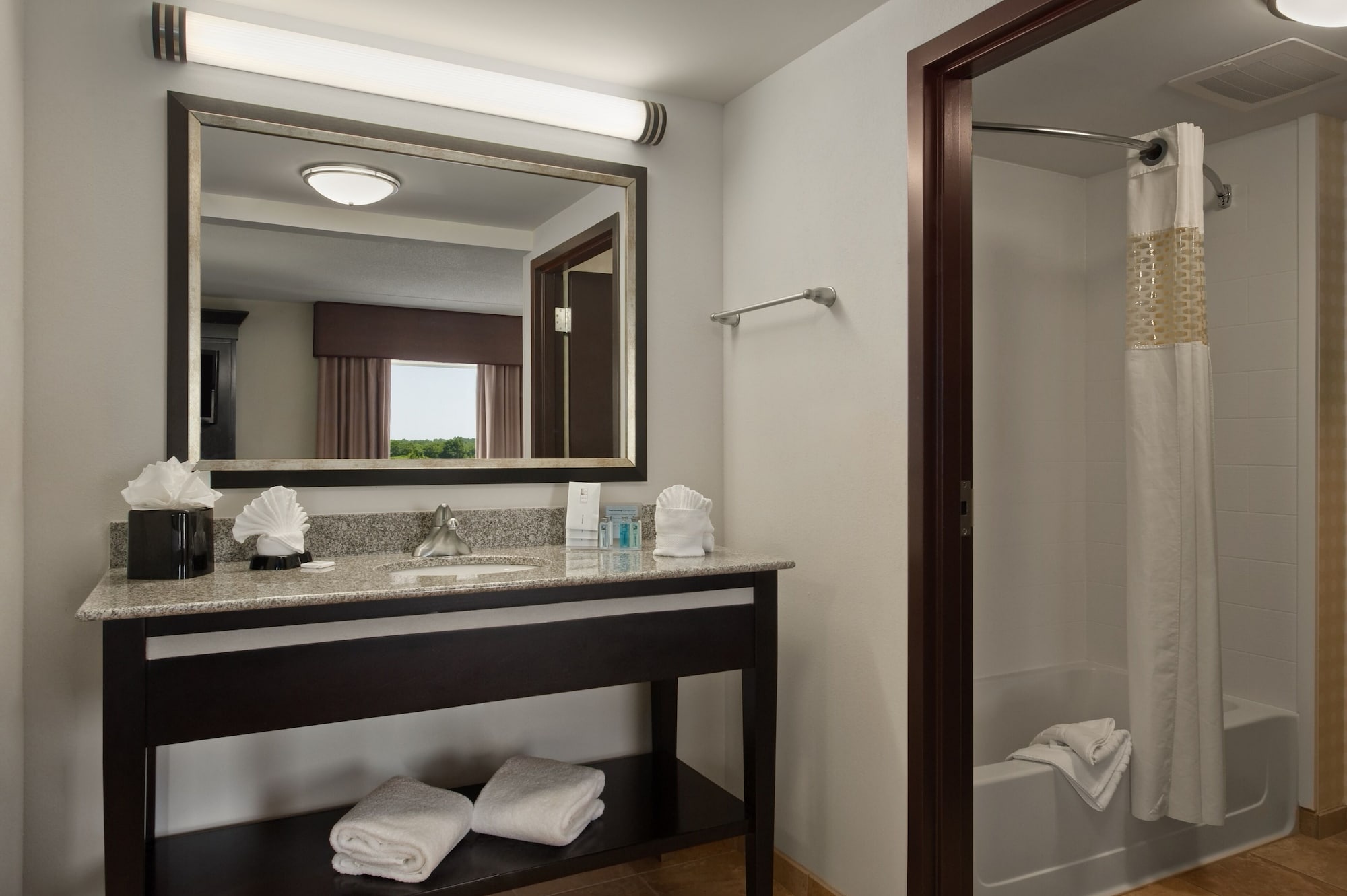 hampton inn and suites detroit airport romulus