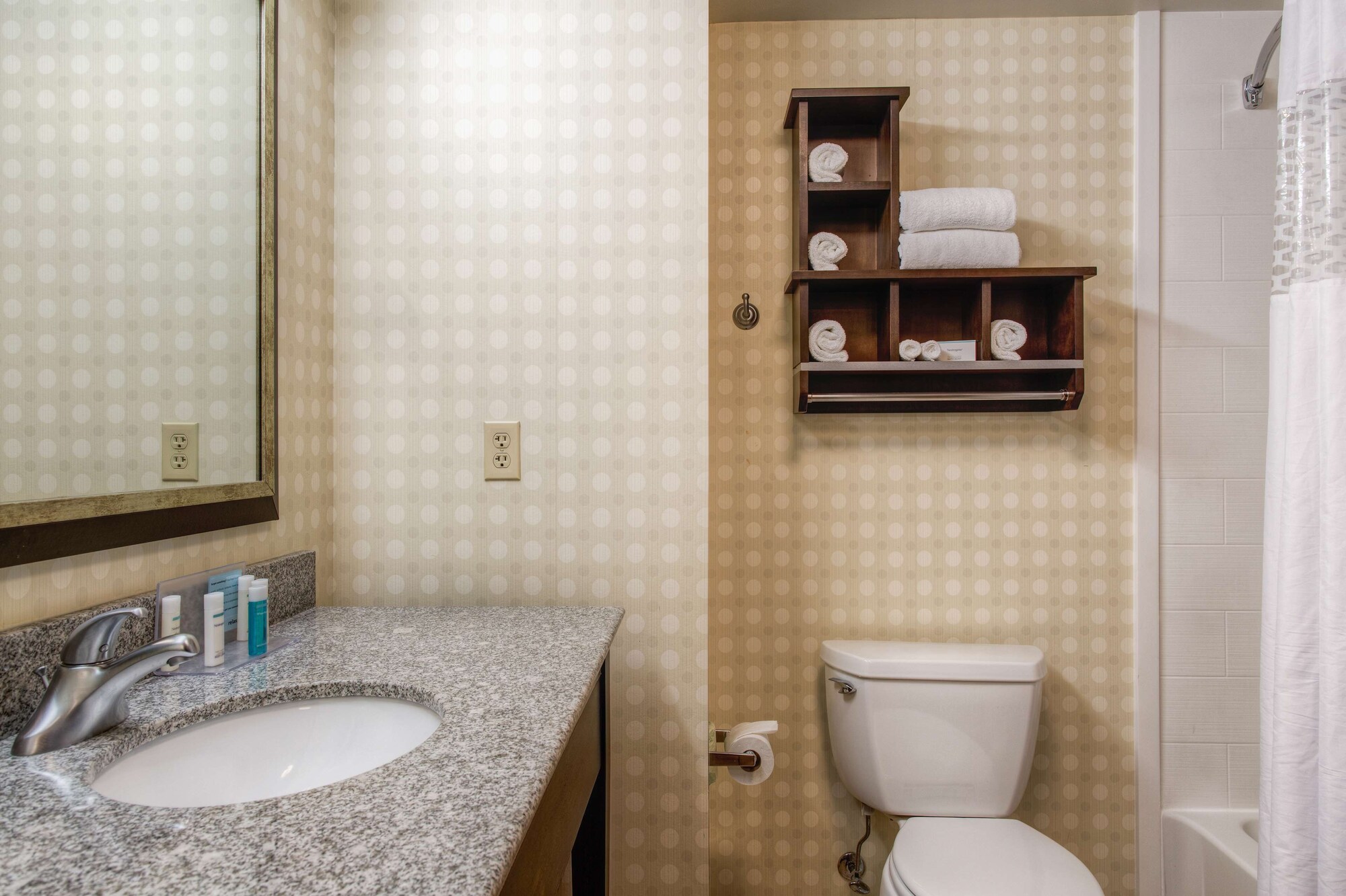 hampton inn and suites detroit airport romulus
