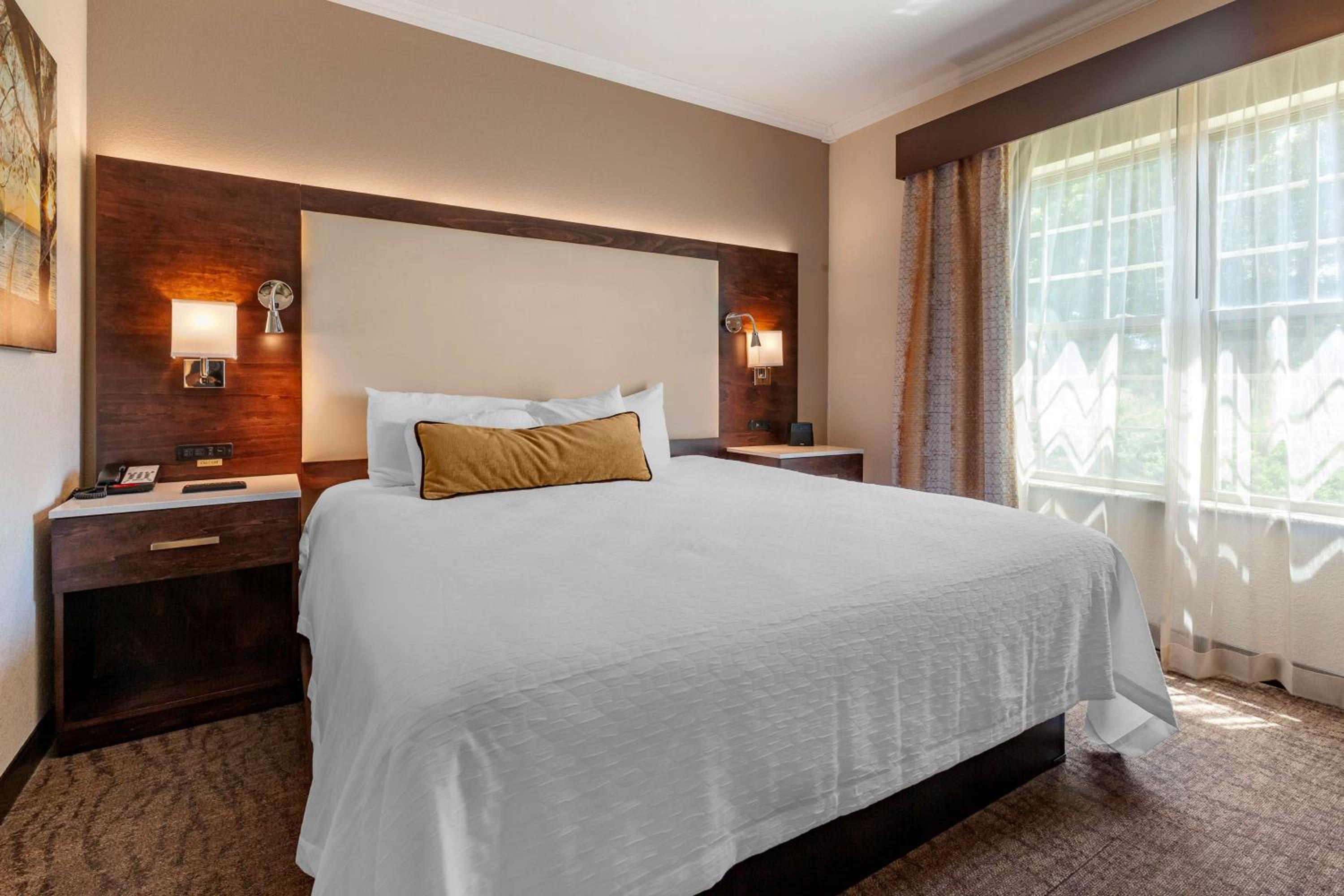 hampton inn and suites detroit airport romulus