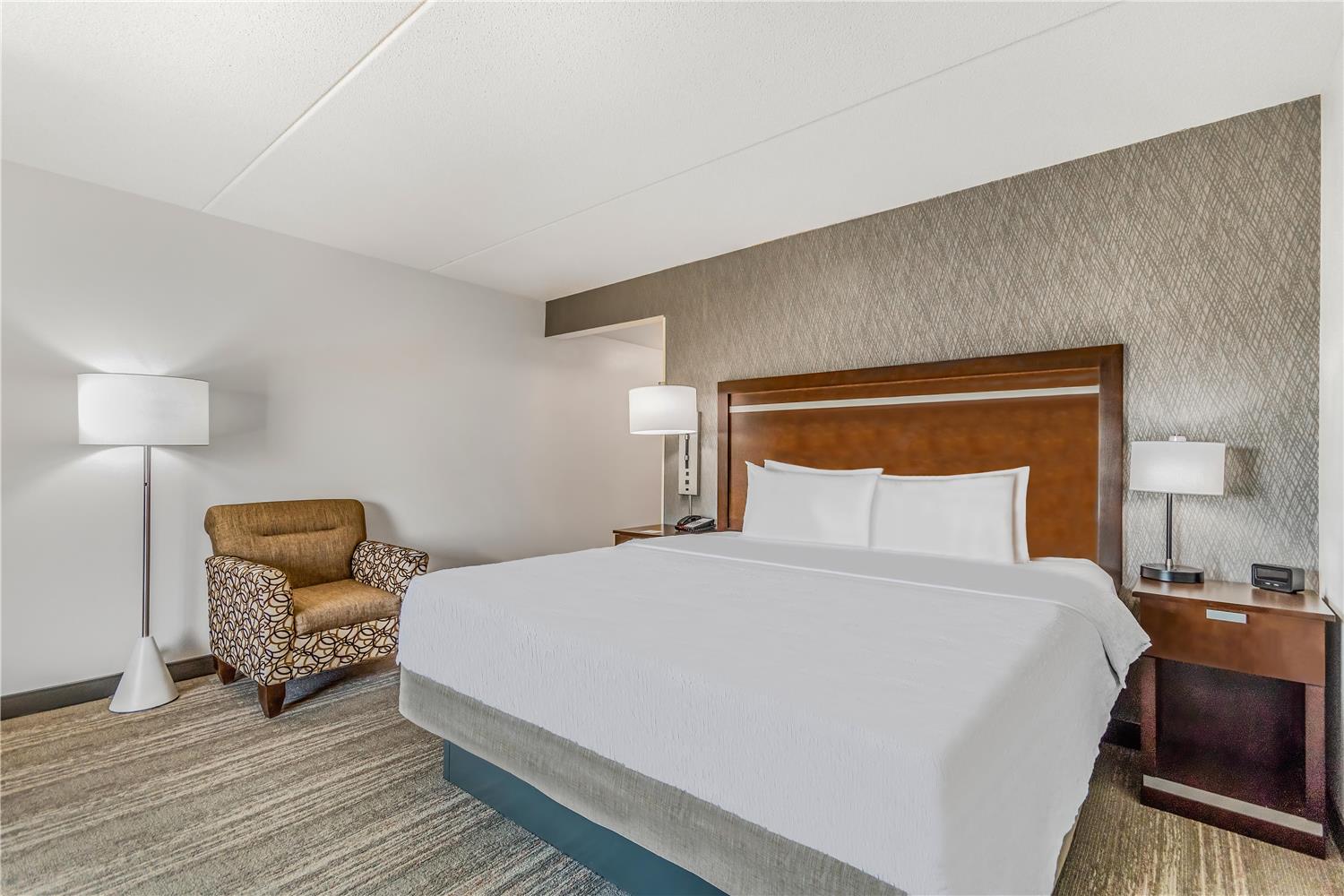 hampton inn and suites detroit airport romulus