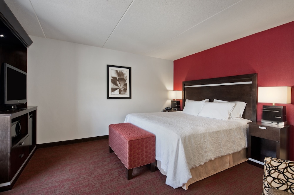 hampton inn and suites detroit airport romulus