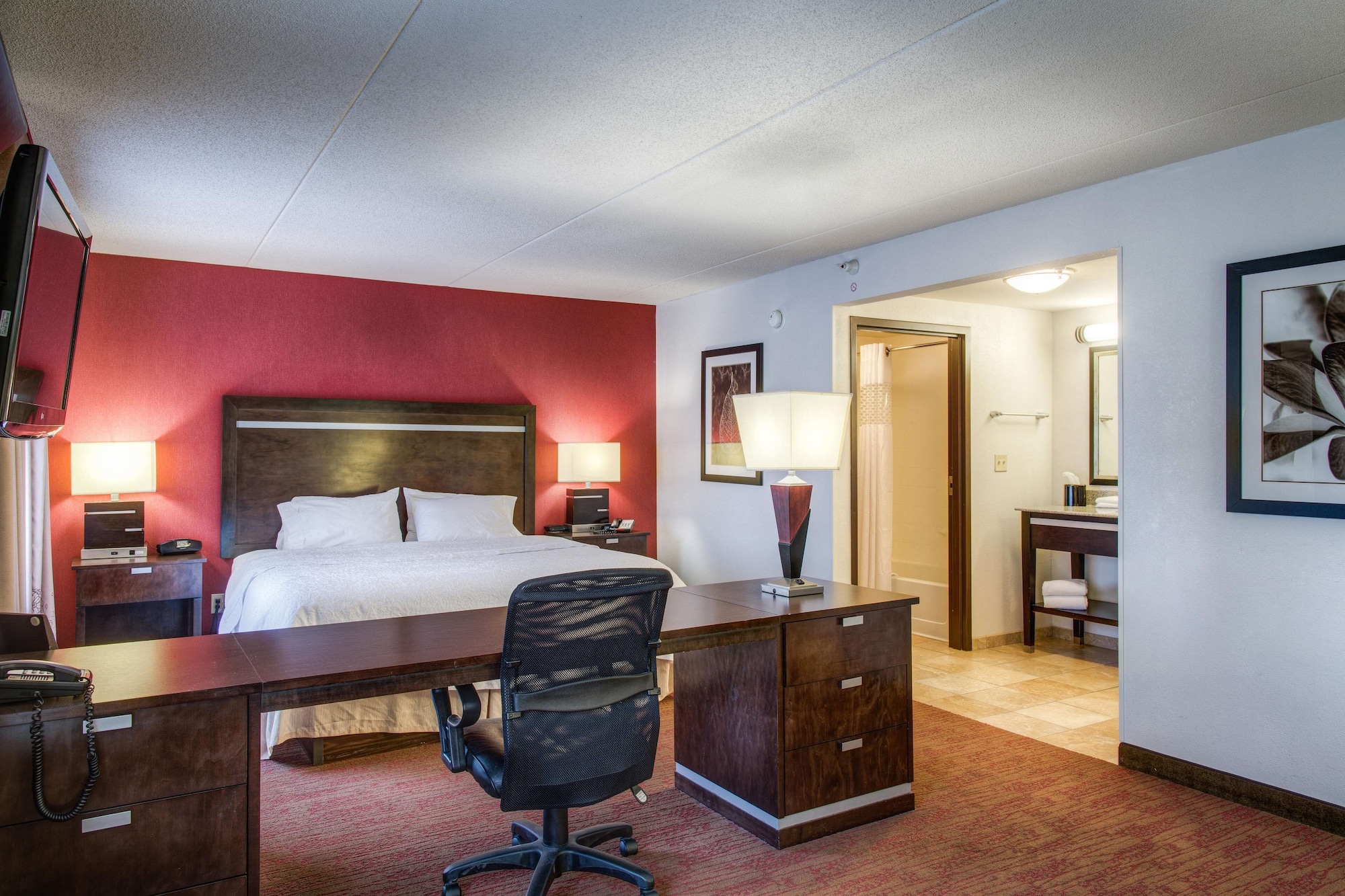 hampton inn and suites detroit airport romulus