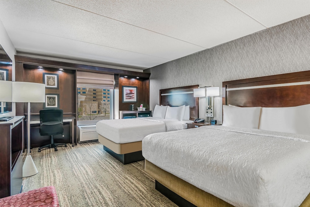 hampton inn and suites detroit airport romulus