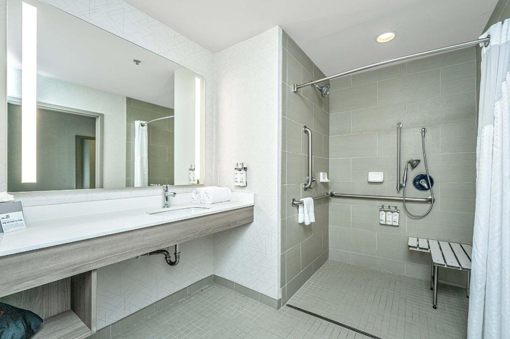 holiday inn express and suites charleston arpt con