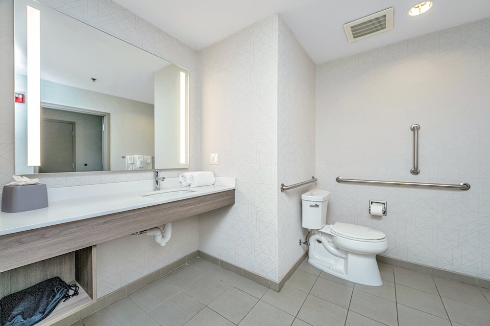 holiday inn express and suites charleston arpt con
