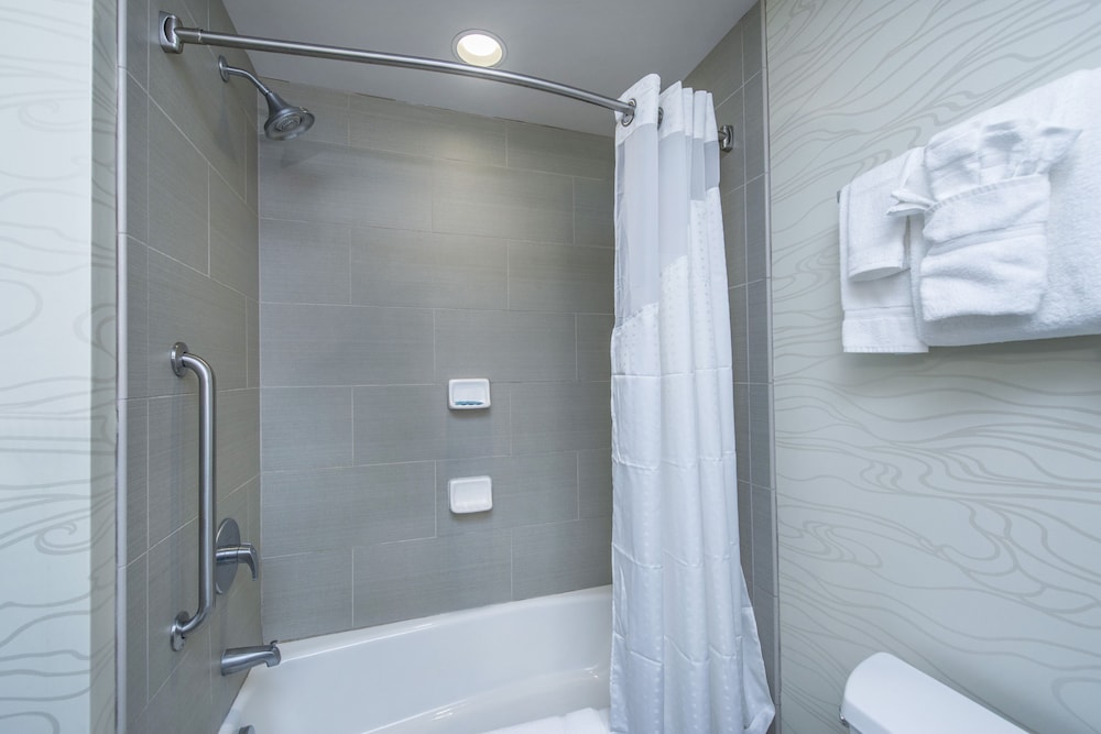 holiday inn express and suites charleston arpt con