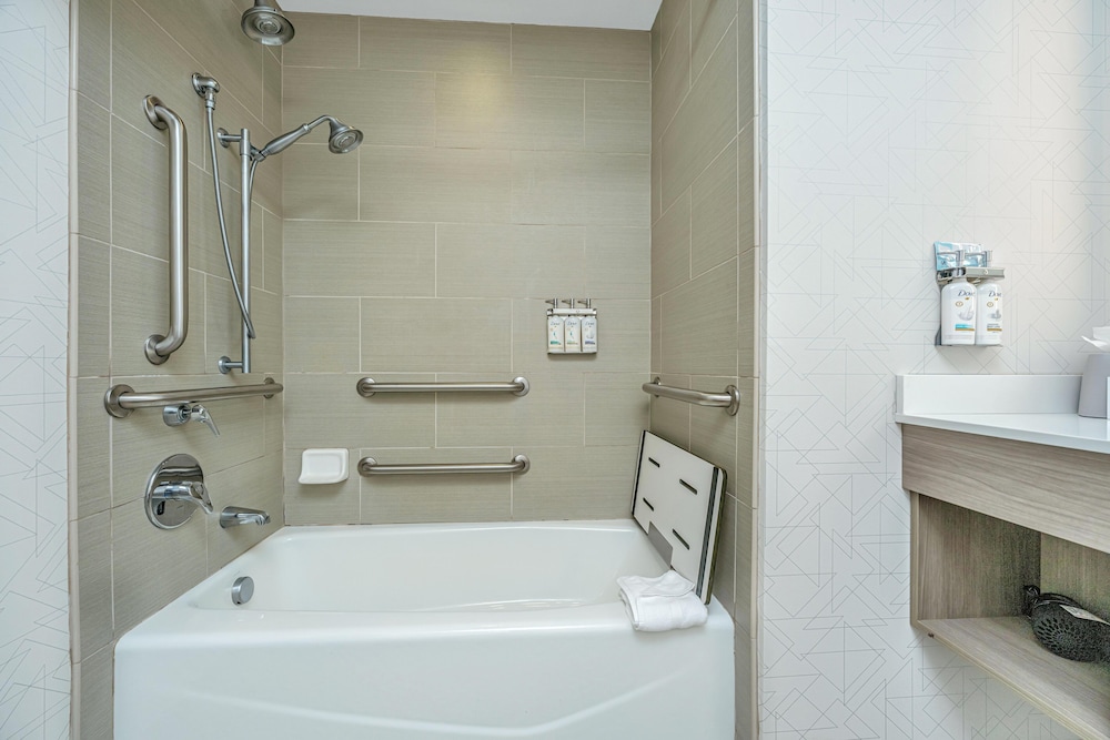 holiday inn express and suites charleston arpt con