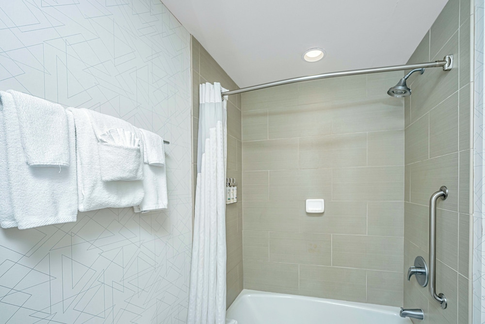 holiday inn express and suites charleston arpt con