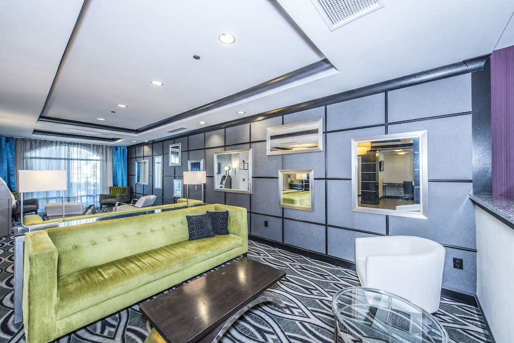 holiday inn express and suites charleston arpt con