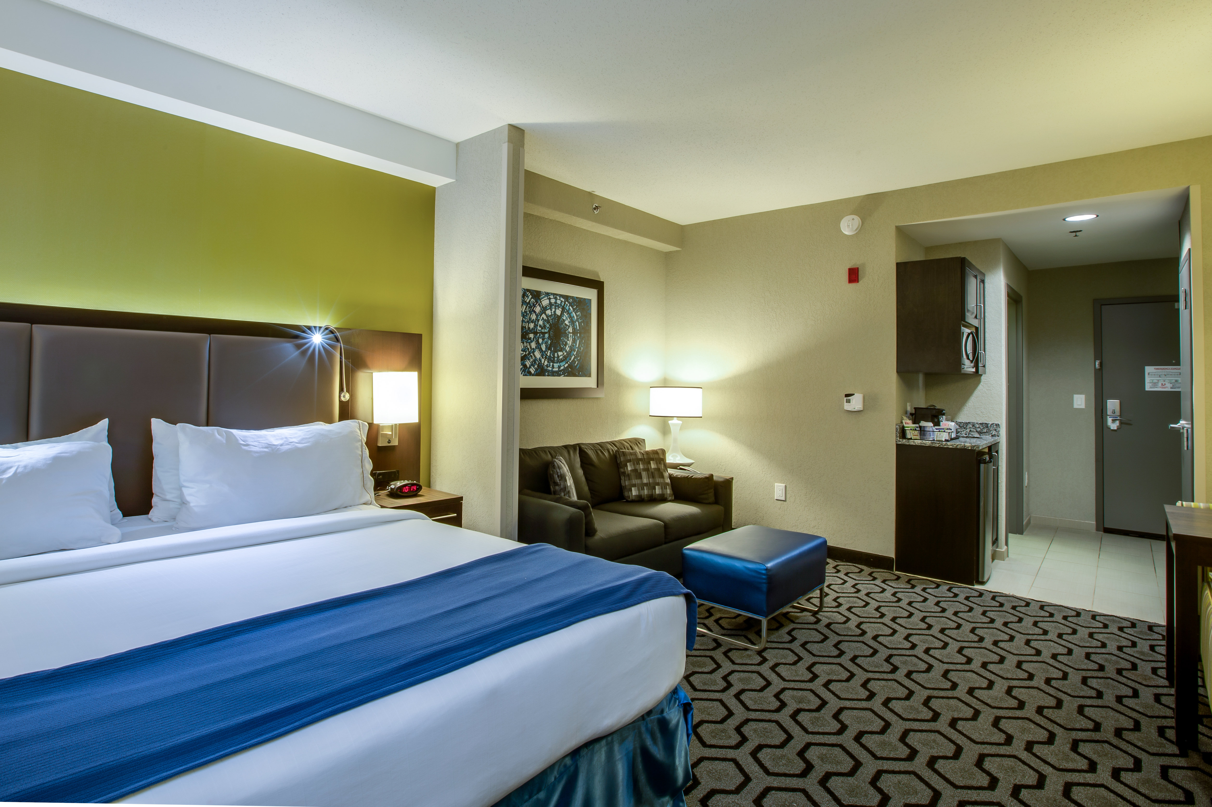 holiday inn express and suites charleston arpt con