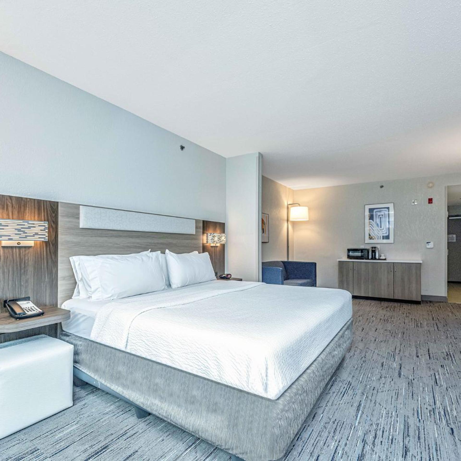holiday inn express and suites charleston arpt con