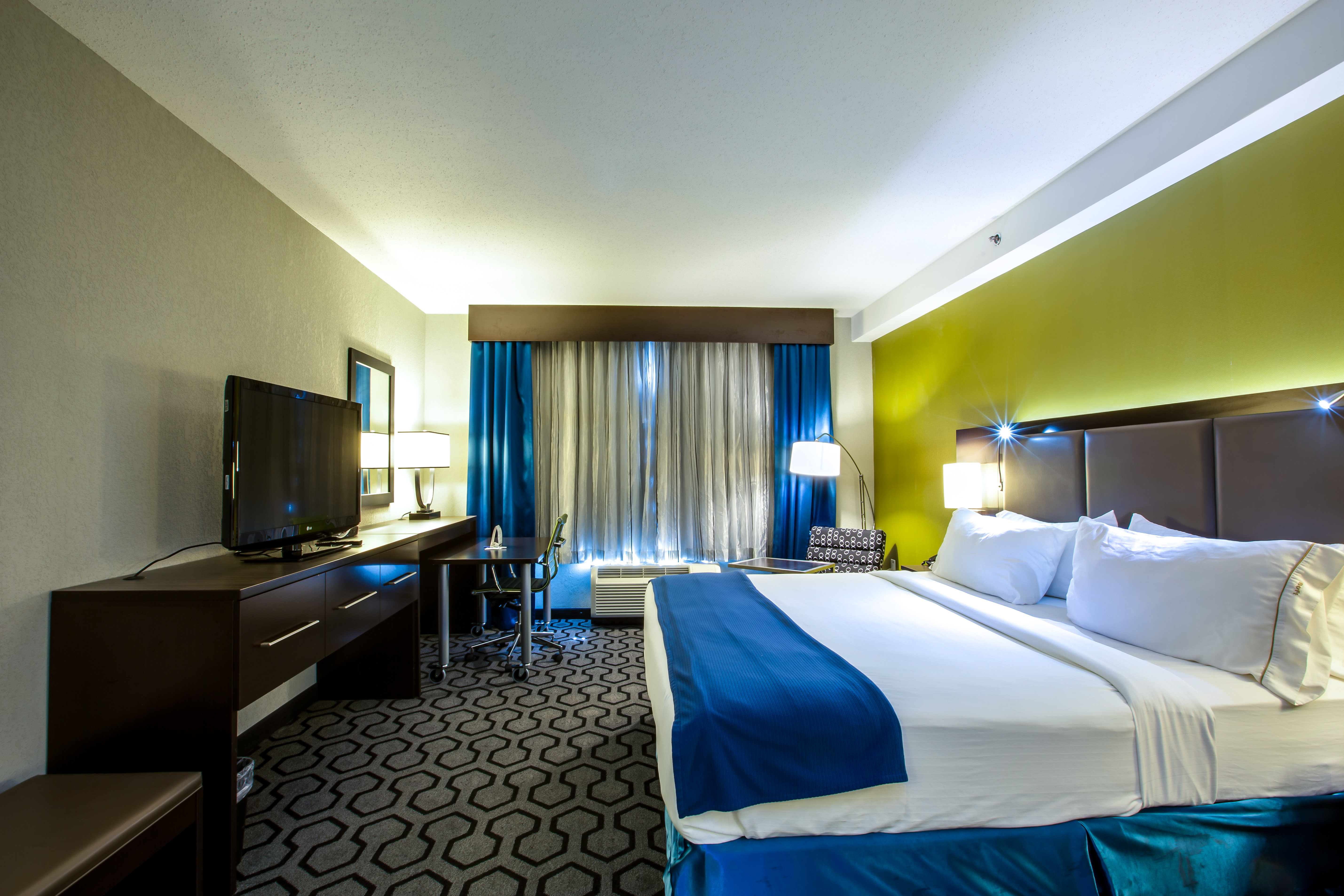 holiday inn express and suites charleston arpt con