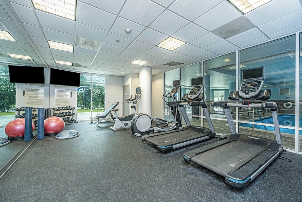holiday inn express and suites charleston arpt con