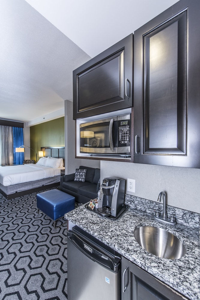 holiday inn express and suites charleston arpt con