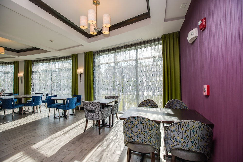 holiday inn express and suites charleston arpt con