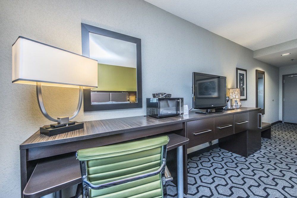 holiday inn express and suites charleston arpt con