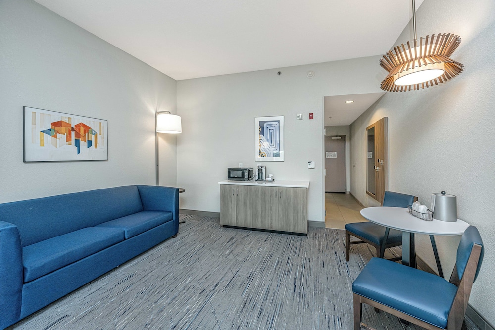 holiday inn express and suites charleston arpt con