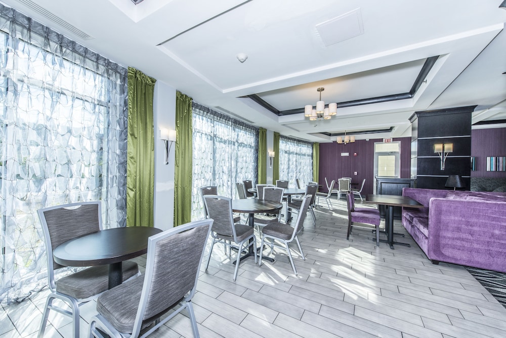 holiday inn express and suites charleston arpt con