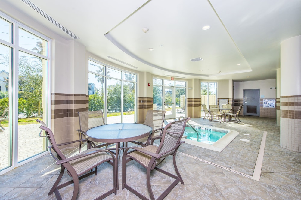 holiday inn express and suites charleston arpt con