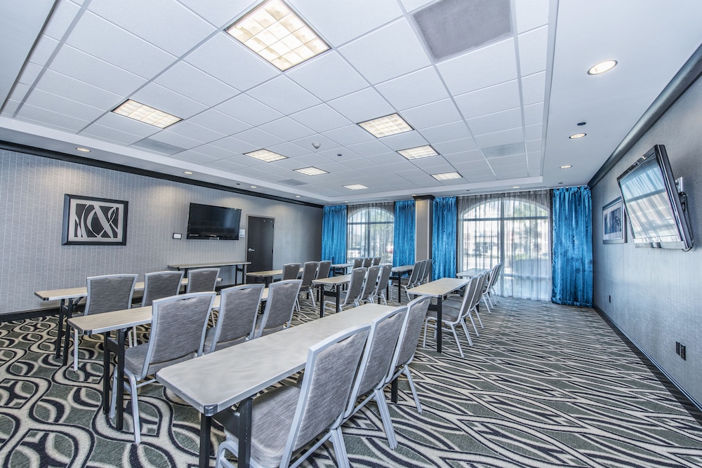 holiday inn express and suites charleston arpt con