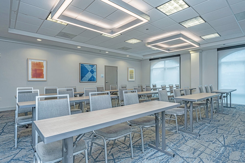 holiday inn express and suites charleston arpt con