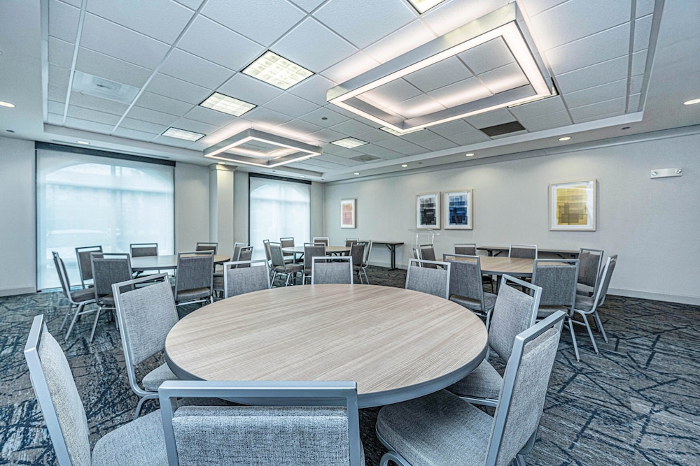 holiday inn express and suites charleston arpt con