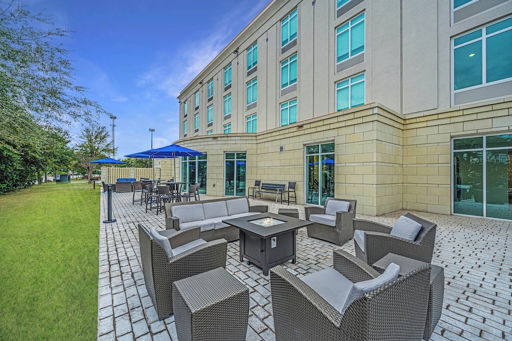 holiday inn express and suites charleston arpt con