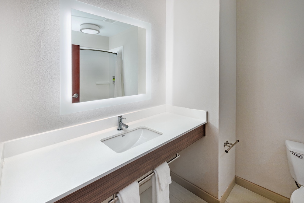holiday inn express and suites west by ihg