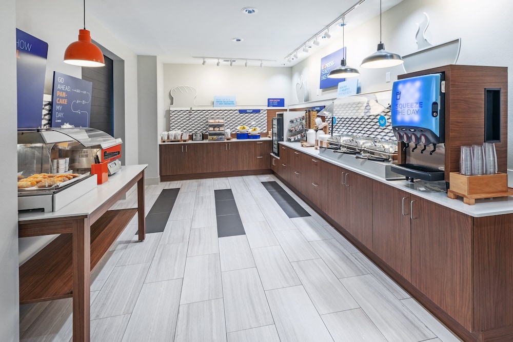 holiday inn express and suites west by ihg