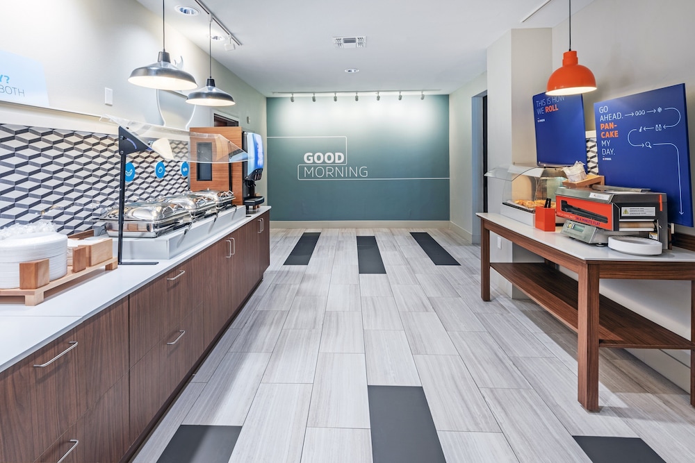 holiday inn express and suites west by ihg