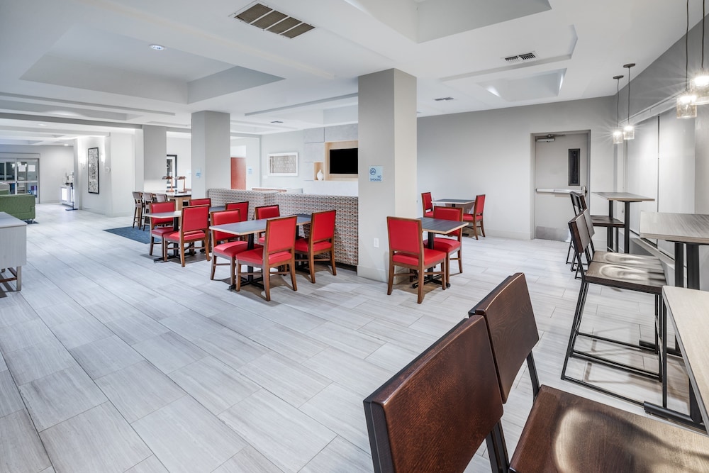 holiday inn express and suites west by ihg