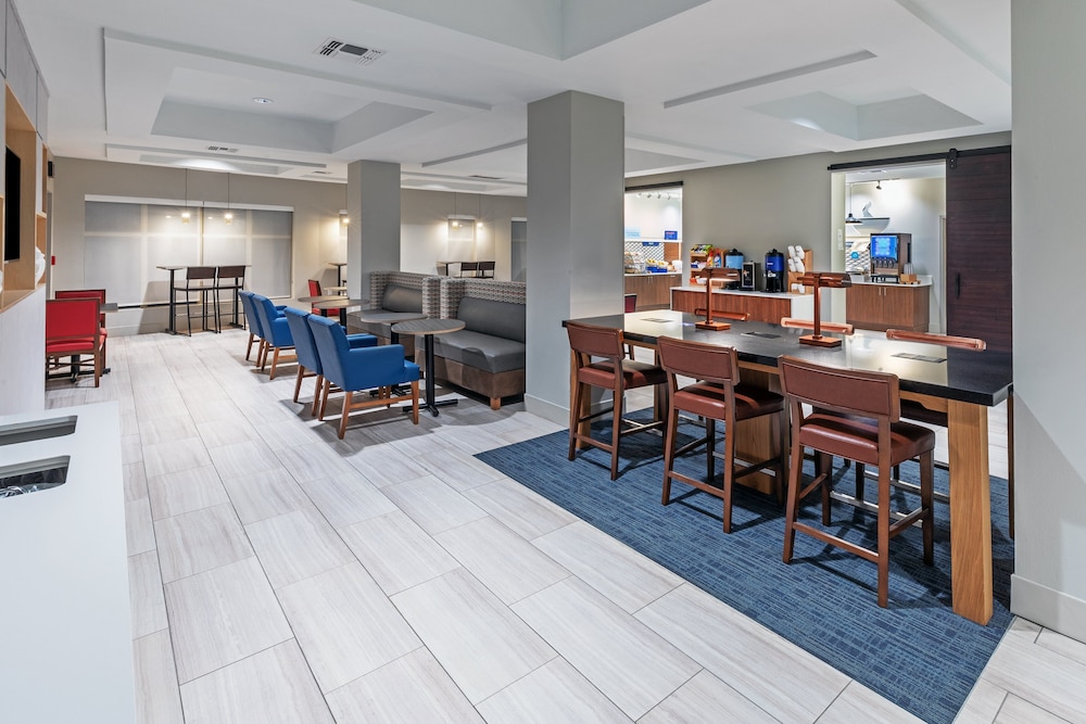 holiday inn express and suites west by ihg